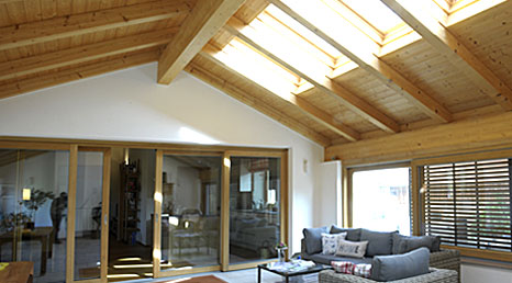 Renovierter Wohnraum mit Holz-Sichtdecke